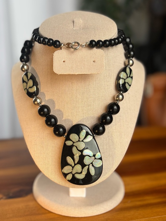 Lee Sands Jewelry - Vintage Lee Sands Mother of Pearl Enamel Beaded Necklace